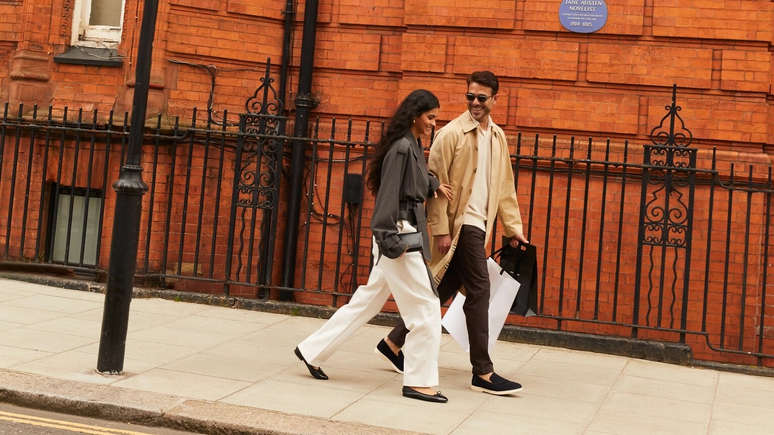 Jumeirah Carlton Tower - Lifestyle - Couple Walking in London