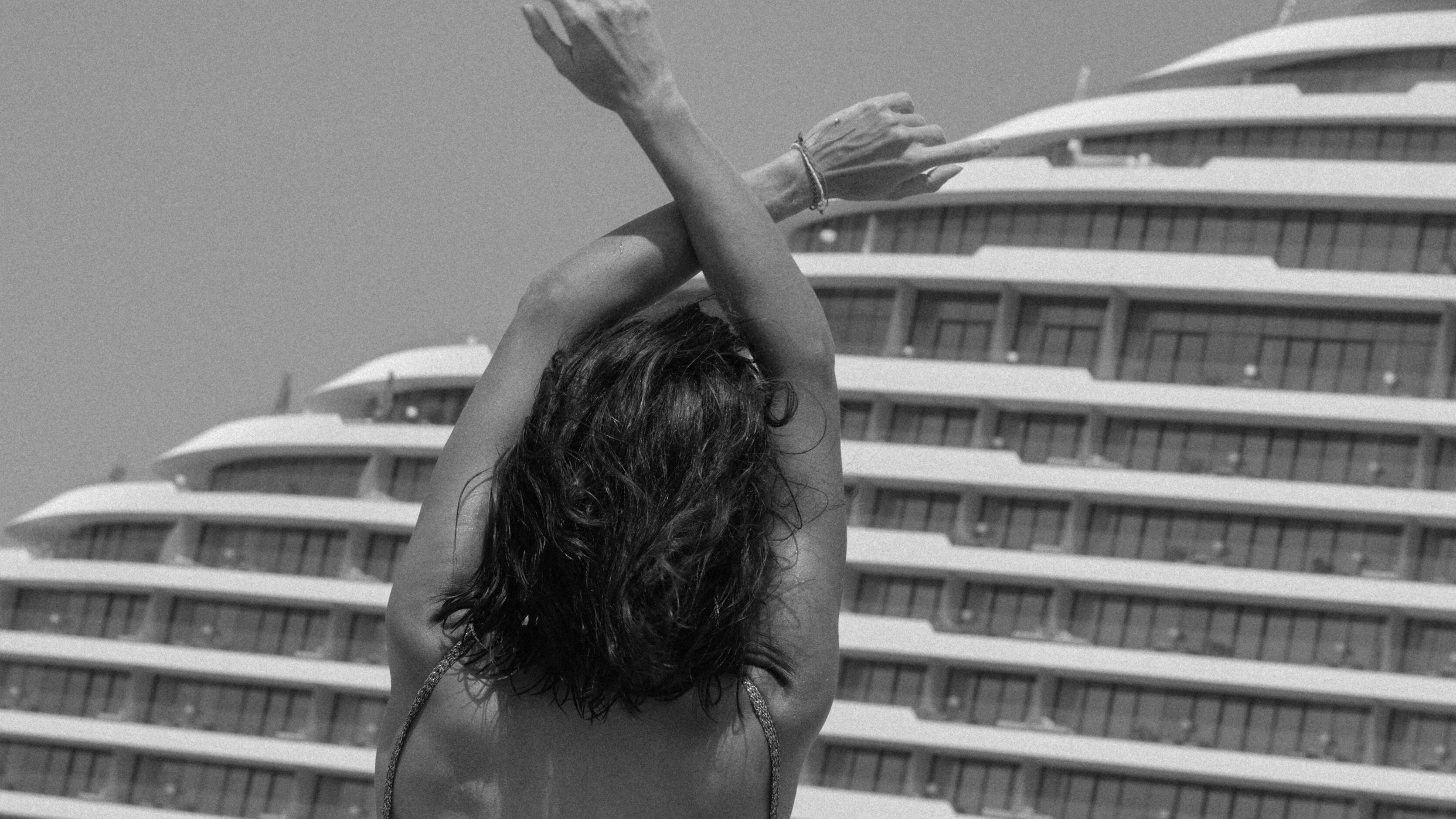 Jumeirah_Marsa_Al_Arab_Exterior_Lyfestyle_Black&White.jpg
