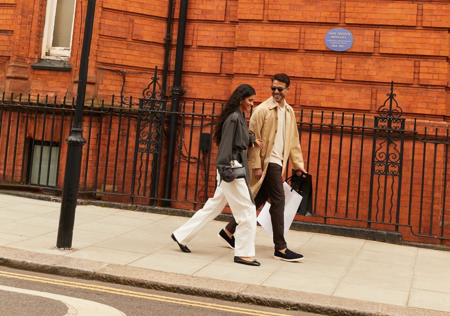 Jumeirah Carlton Tower - Lifestyle - Couple Walking in London