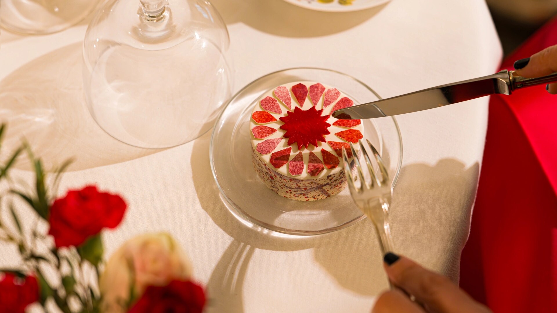 Jumeirah Carlton Tower - Mothers Day - Cake Closeup