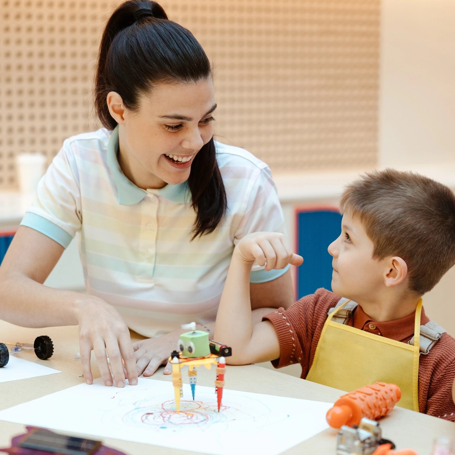 Jumeirah Beach Hotel - Jumeirah Circle - Kids Club - Scribble bots 04